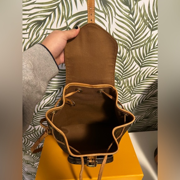 Montsouris MM
-very good condition, 12 H x 10 W x 5 D - Picture 4 of 8